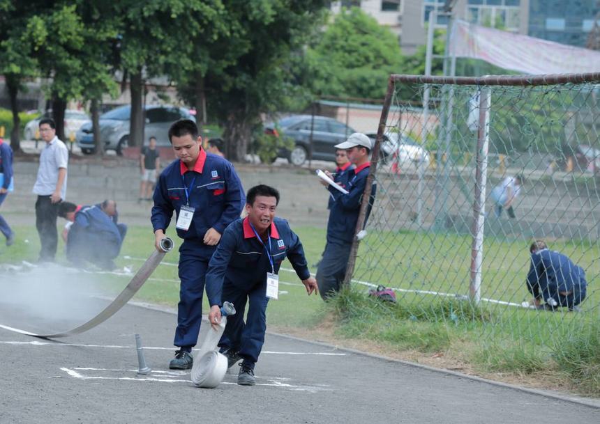 图三：3人接力消防水带